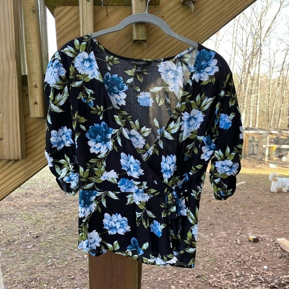 Banana Republic Genuine wrap style floral top - Picture 2 of 9